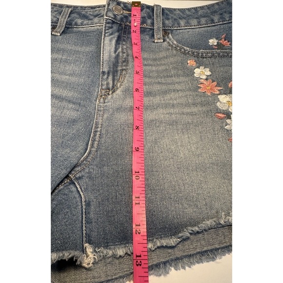 Time & True Jean Shorts Woman's Size 8 Blue Denim Distressed Embroidered Flowers - Picture 8 of 11